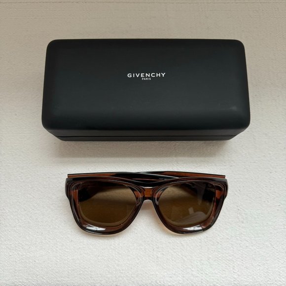 GIVENCHY - OVERSIZED Y2K SUNGLASSES - Picture 9 of 9